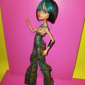 Monster high Cleo De Nile doll with shoes price firm